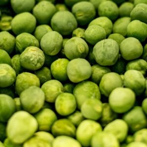 Foto de Nimit N A vibrant close-up shot of fresh green peas, showcasing their texture and color.